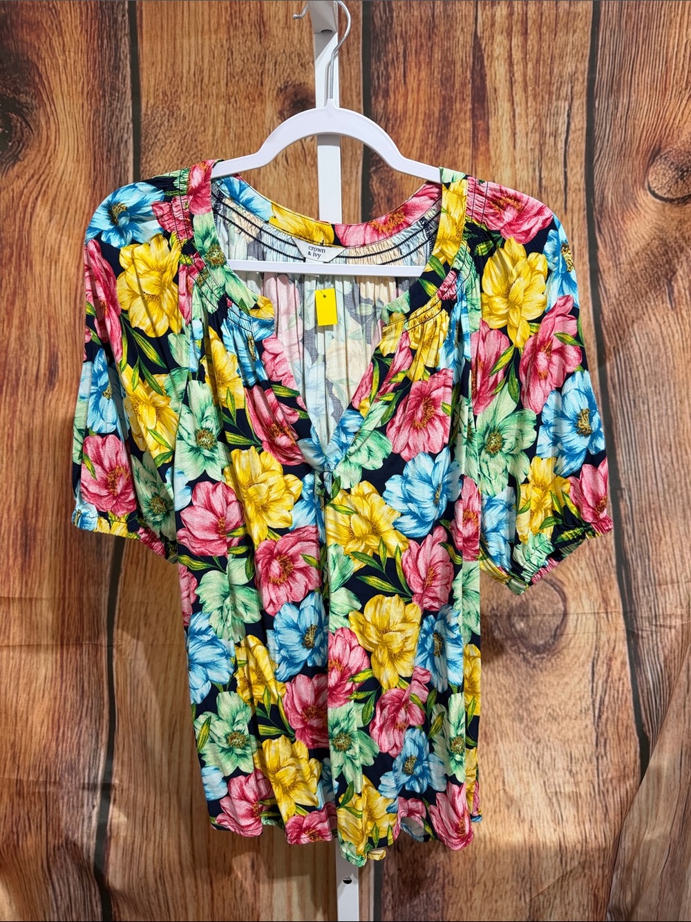 🚨(5/$10) Crown & Ivy v-neck Blouse Size Small